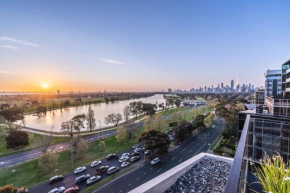 Magnificent Retreat facing Albert Park Lake & CBD